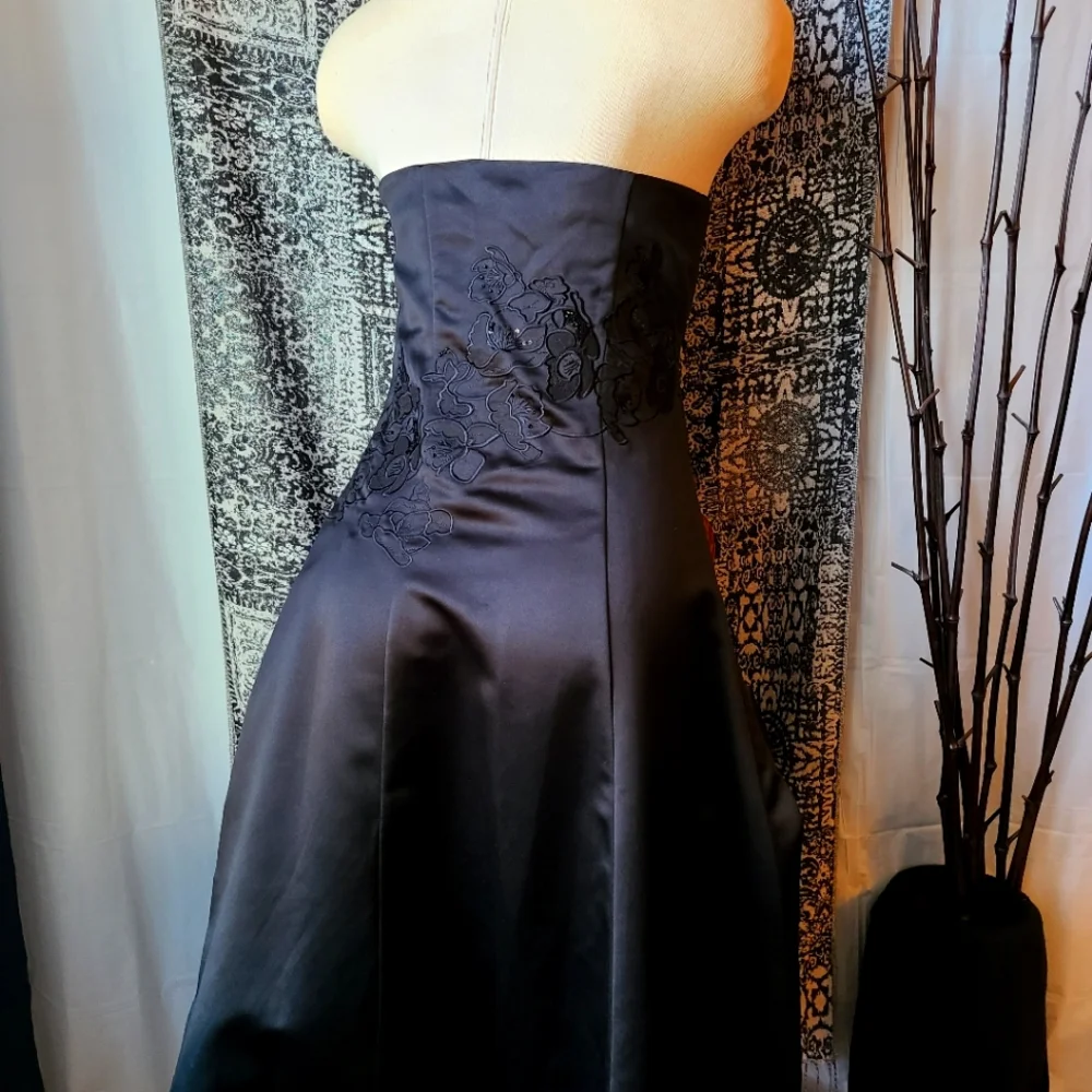 WHBM...GORGEOUS DRESS - Picture 3 of 5